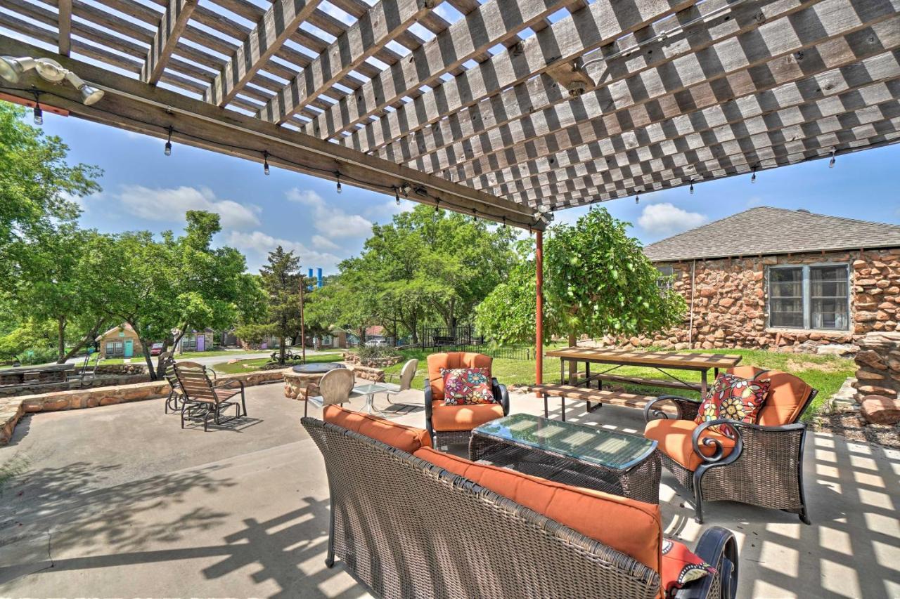 Charming Hilltop Cottage In Medicine Park! Exterior foto